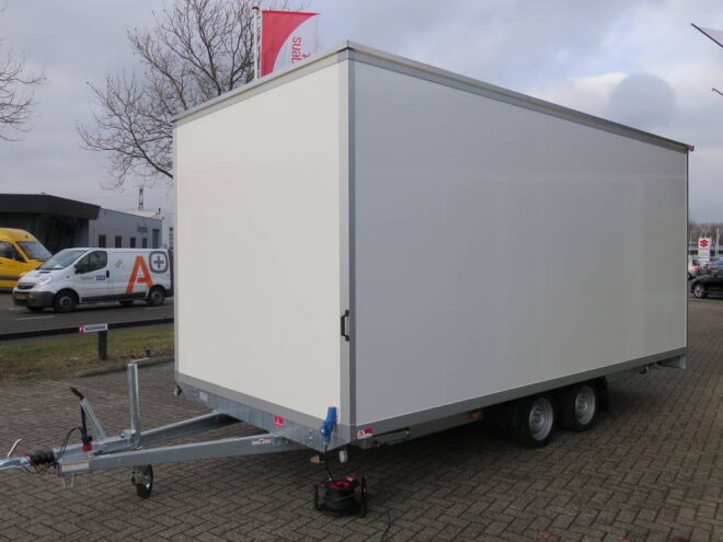 Maatwerk gesloten aanhangwagen als mobiele gametruck